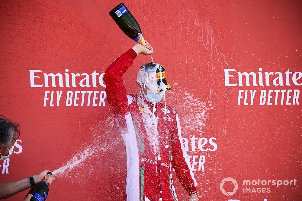 Race Winner Logan Sargeant, Prema Racing on the podium with the champagne