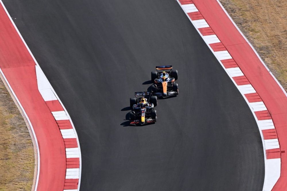 Lando Norris, McLaren MCL38, Max Verstappen, Red Bull Racing RB20 