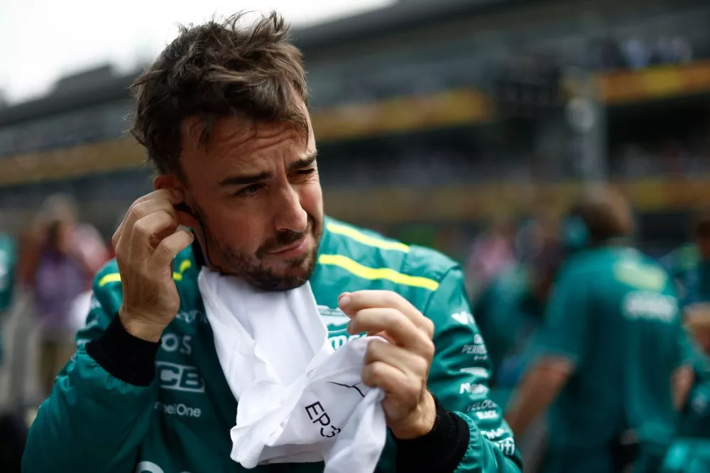 Fernando Alonso, Aston Martin F1 Team, sur la grille de d&eacute;part