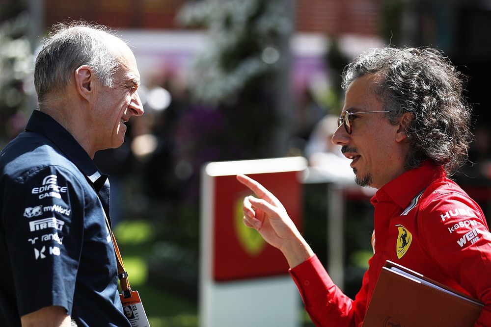 Franz Tost, director del equipo AlphaTauri, con Laurent Mekies, director deportivo de Ferrari.