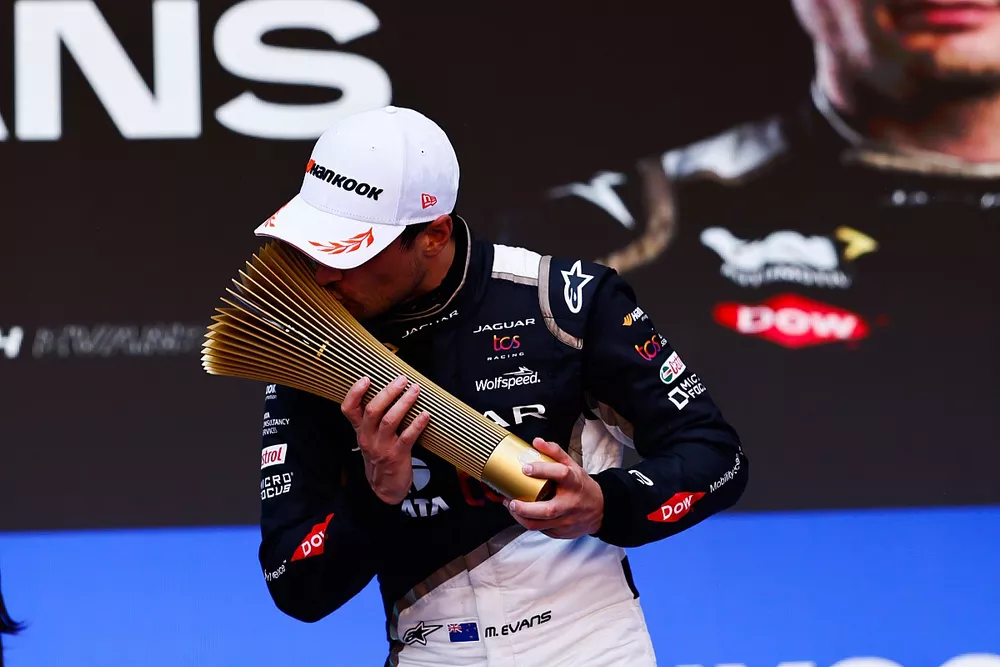 Mitch Evans, Jaguar Racing, 1&ordf; posici&oacute;n, besa su trofeo en el podio