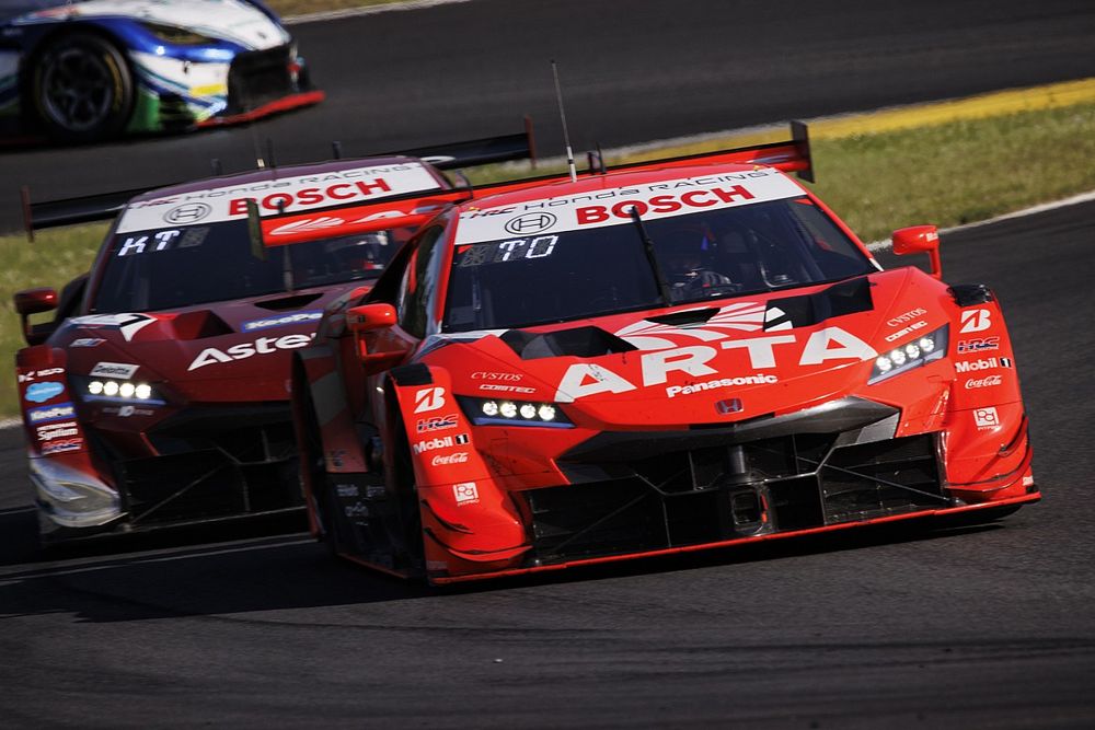 ARTA、2台揃って上位争うもまさかの共倒れ。3番手走行の8号車に