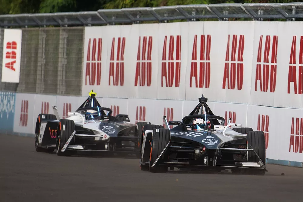 Mitch Evans, Jaguar TCS Racing, Jaguar I-TYPE 6, leads Sam Bird, Jaguar TCS Racing, Jaguar I-TYPE 6