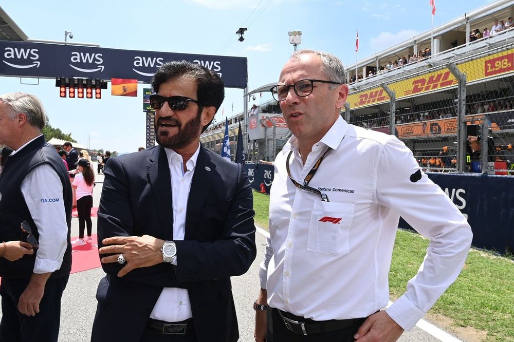 Mohammed bin Sulayem, Presidente de la FIA, y Stefano Domenicali, Director General de la Fórmula 1, en la parrilla de salida.