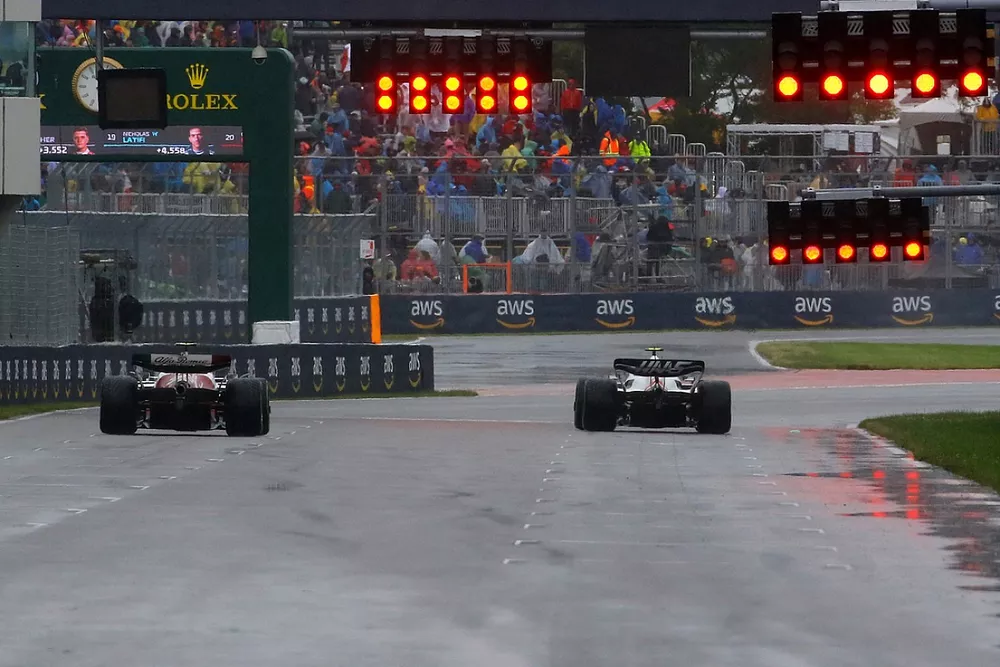 Mick Schumacher, Haas VF-22, Zhou Guanyu, Alfa Romeo C42 y las luces de salida