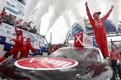 Christopher Bell supera a Custer y gana en Dover