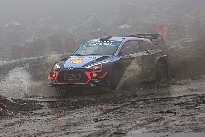Galles, PS11: Neuville finisce in un fosso ma riparte. Ogier sale in seconda posizione