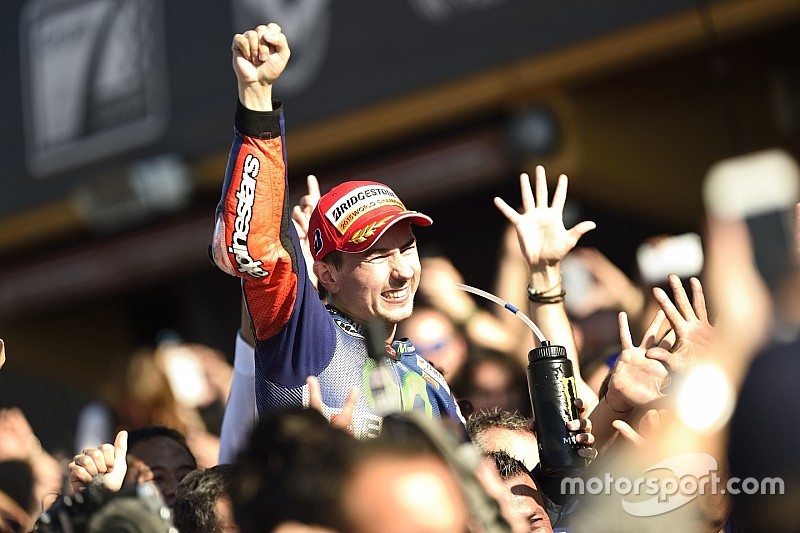 In beeld: Thriller van Valencia brengt beslissing in MotoGP-titelstrijd 2015