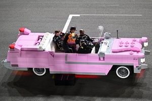 La nueva faceta de Verstappen: 'actúa' en un Cadillac de 1950... ¡de LEGO!