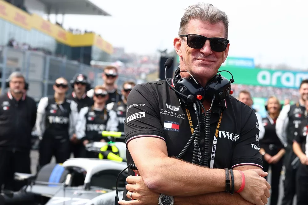 Graeme Lowdon, teambaas van het Cadillac F1 Team, kijkt toe vanaf de startgrid.