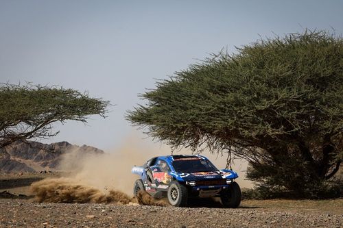 Sainz sobrevive a los pinchazos: "Al final, he tenido que pilotar como mi madre"