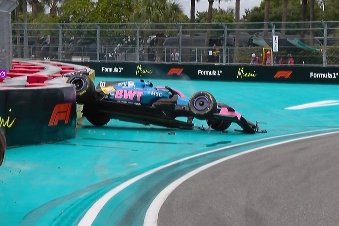 VÍDEO F1: Carro de Gasly roda no ar em Miami após toque com Lawson