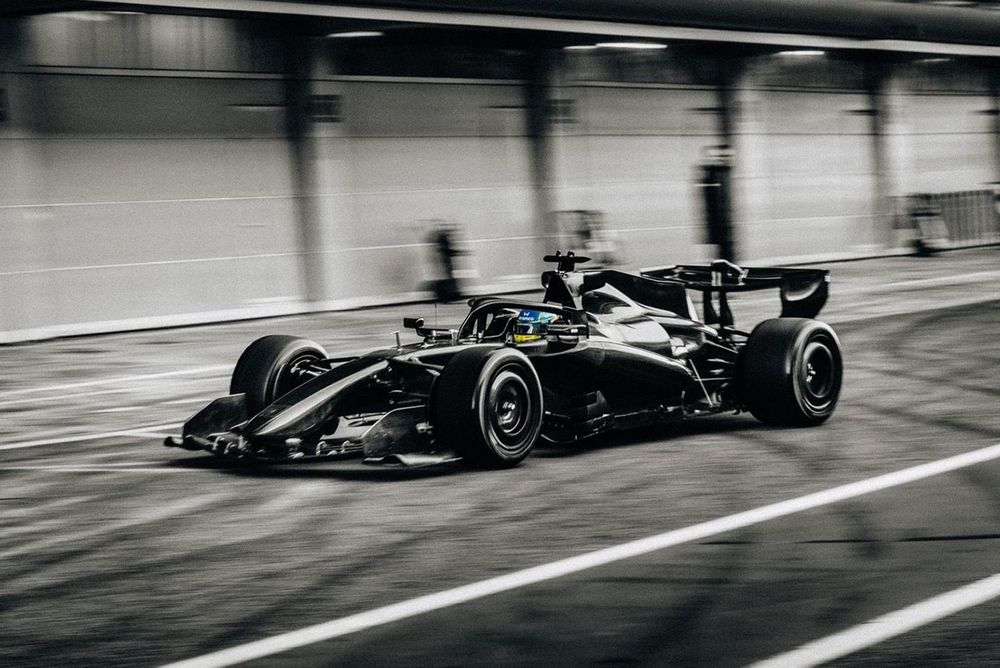 Vídeos: ¡Fernando Alonso estrena el Aston Martin AMR26 de Newey!