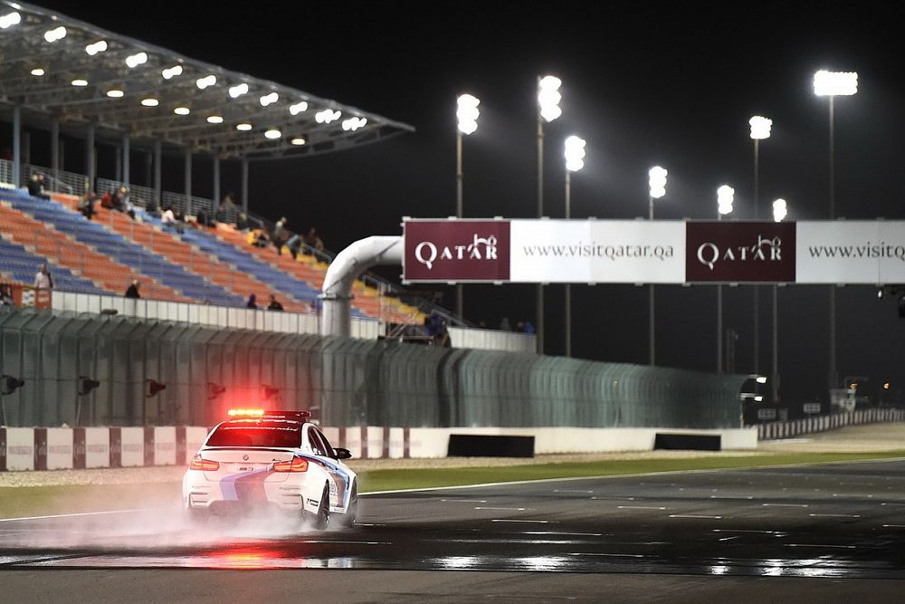 Coche de seguridad inspeccionando la pista mojada Qatar