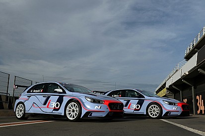 Debut Hyundai i30 N TCR bersama Tarquini dan Menu