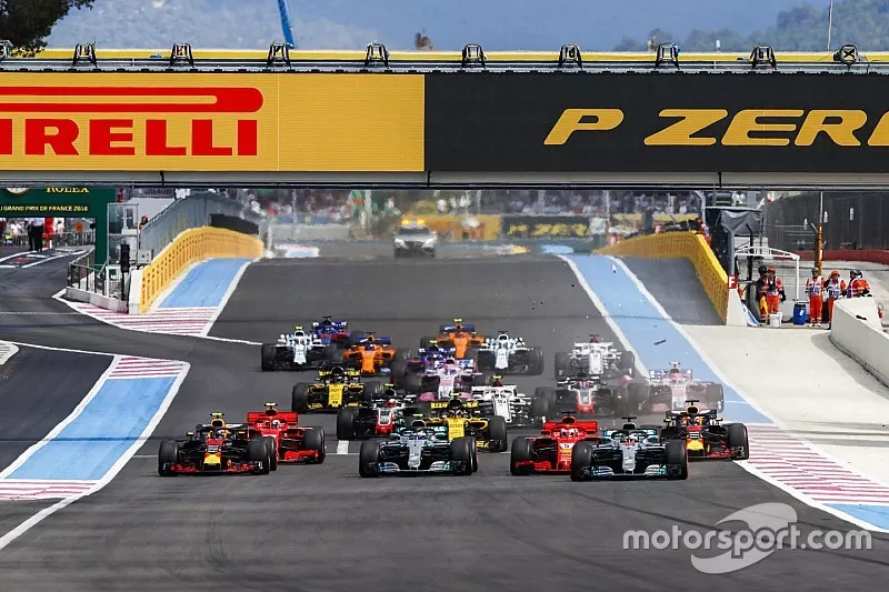 Lewis Hamilton, Mercedes AMG F1 W09, Valtteri Bottas, Mercedes AMG F1 W09, Sebastian Vettel, Ferrari SF71H, Max Verstappen, Red Bull Racing RB14, Kimi Raikkonen, Ferrari SF71H, Daniel Ricciardo, Red Bull Racing RB14, Carlos Sainz Jr., Renault Sport F1 Team R.S. 18, the rest of the field at the start