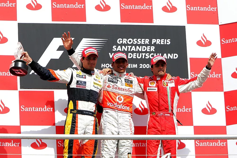 Podio: segundo lugar Nelson Piquet Jr., Renault, ganador de la carrera Lewis Hamilton, McLaren, y tercer lugar Felipe Massa, Ferrari