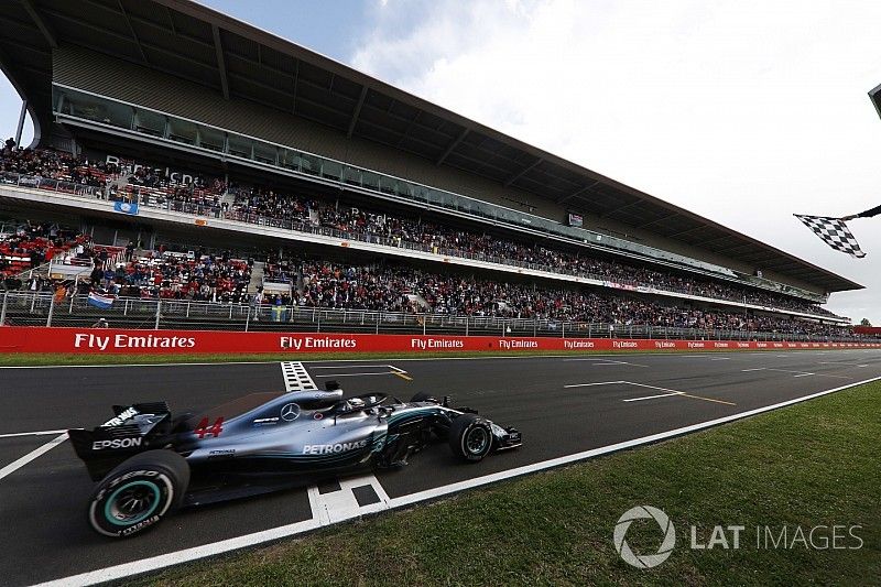 Lewis Hamilton, Mercedes AMG F1 W09, toma la bandera a cuadros en el final