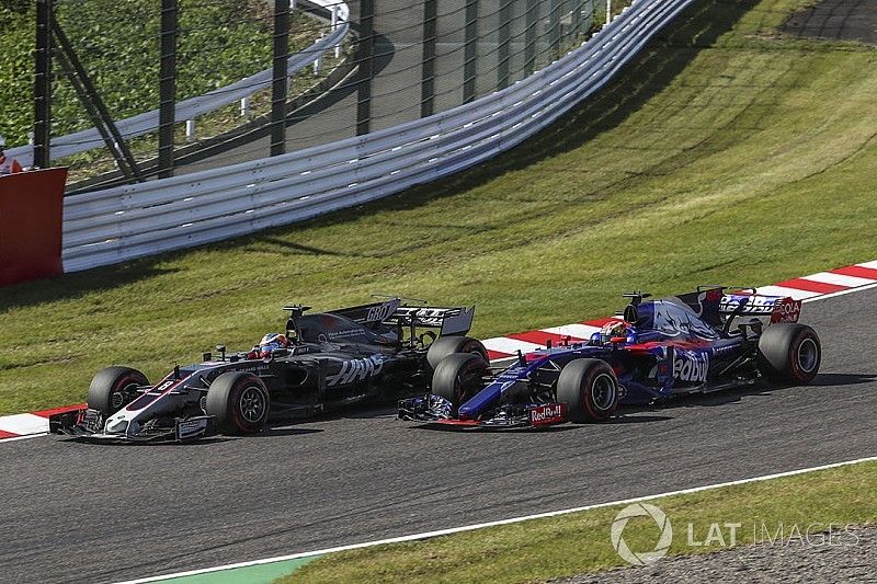 Romain Grosjean, Haas F1 Team VF-17 and Pierre Gasly, Scuderia Toro Rosso STR12 battle