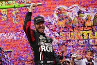 Martin Truex se lleva el primer triunfo en los playoffs de la Cup