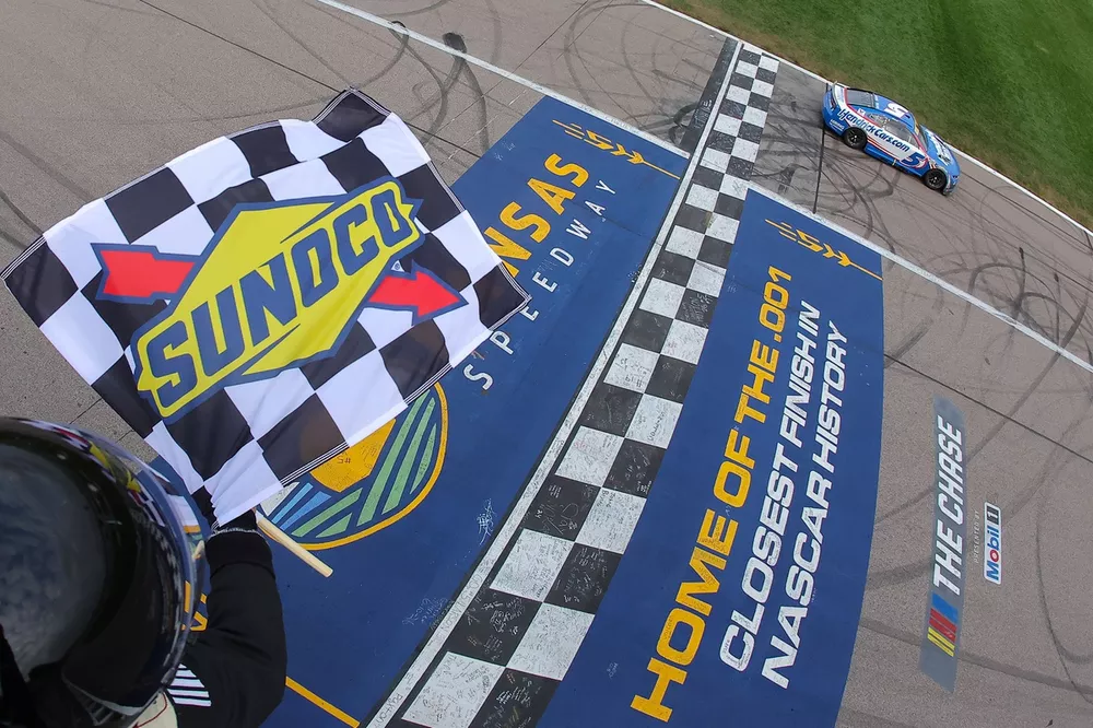 Kyle Larson wins, No. 5 Hendrick Motorsports Chevrolet