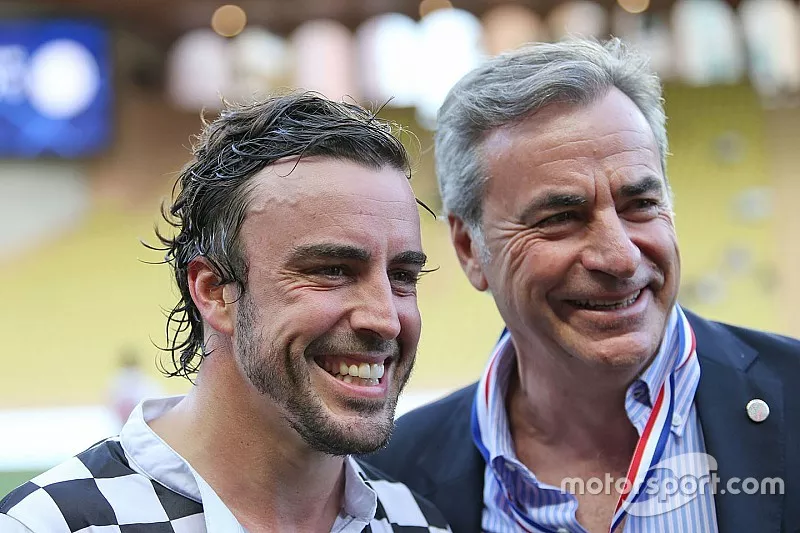 Fernando Alonso, McLaren con Carlos Sainz aen un partido de futbol de caridad  con los medios
