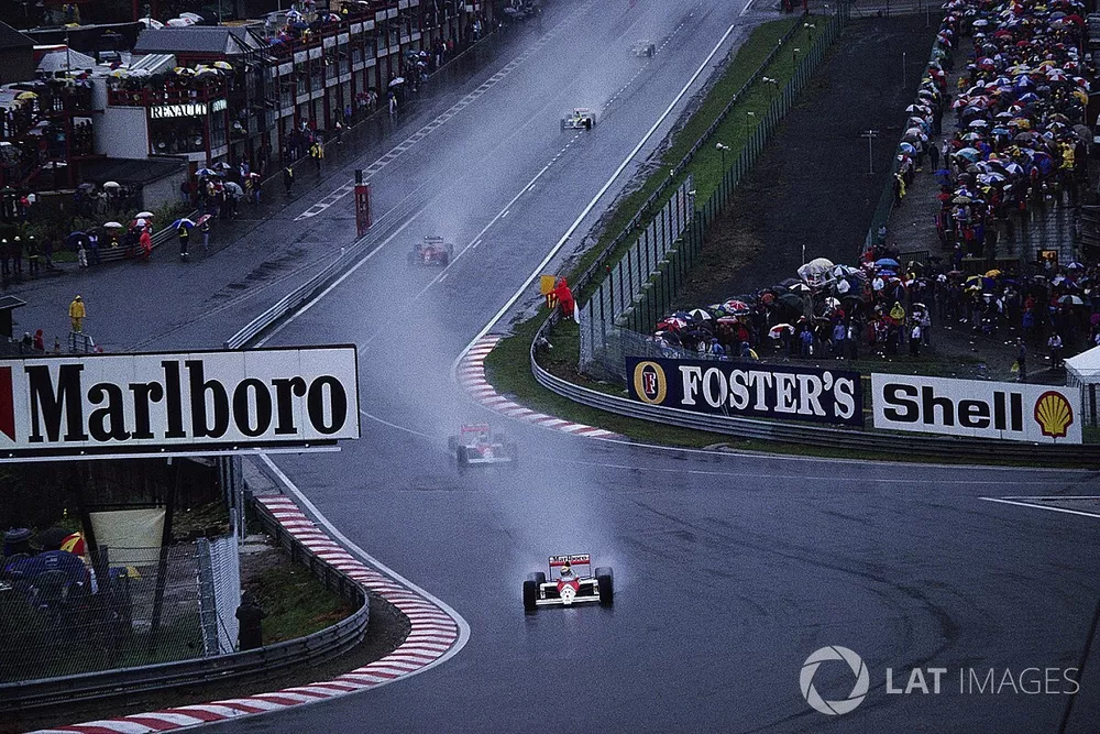 Ayrton Senna, McLaren MP4-5 Honda, lidera a su compa&ntilde;ero Alain Prost en Eau Rouge