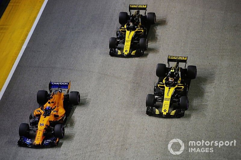 Fernando Alonso, McLaren MCL33, voor Carlos Sainz Jr., Renault Sport F1 Team R.S. 18, en Nico Hulkenberg, Renault Sport F1 Team R.S. 18