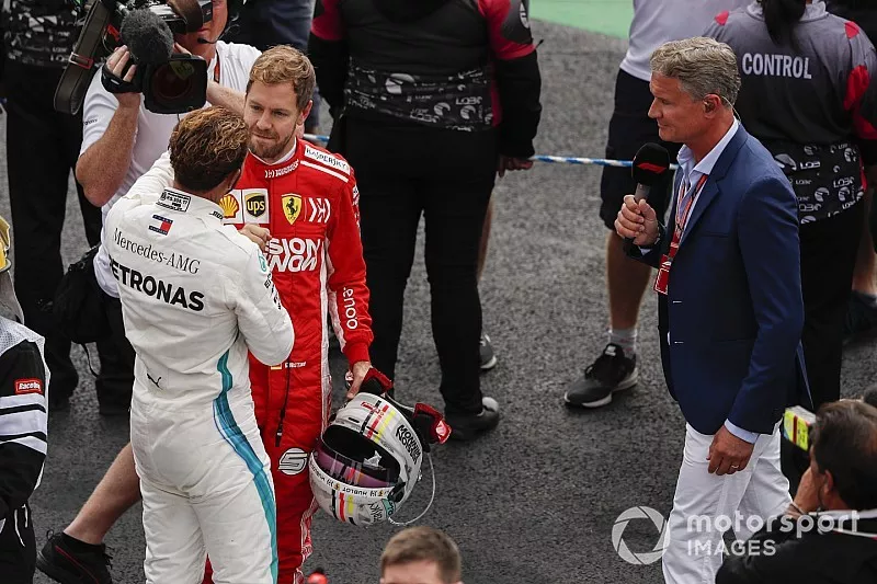 El rival del t&iacute;tulo Sebastian Vettel, Ferrari, ofrece sus felicitaciones al ganador del campeonato de pilotos Lewis Hamilton, Mercedes AMG F1