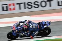 Viñales se lleva la pole en Valencia y Márquez es quinto tras dislocarse un hombro 