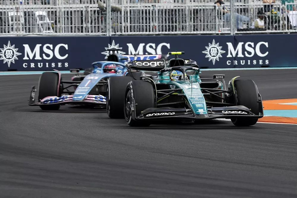 Fernando Alonso, Aston Martin AMR23, Esteban Ocon, Alpine A523