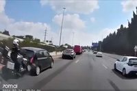 Un polic&iacute;a va a multar a un motorista... pero acaba estrellado