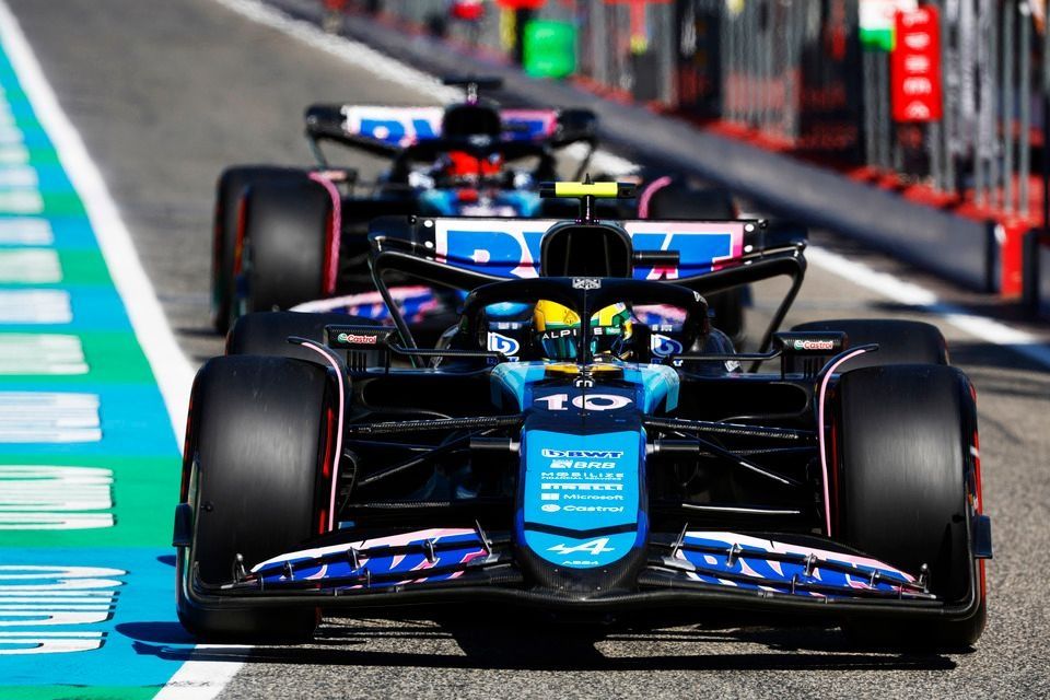 Pierre Gasly, Alpine A524, Esteban Ocon, Alpine A524, fuera del pit lane
