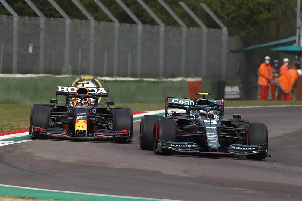 Sebastian Vettel, Aston Martin AMR21, Sergio P&eacute;rez, Red Bull Racing RB16B