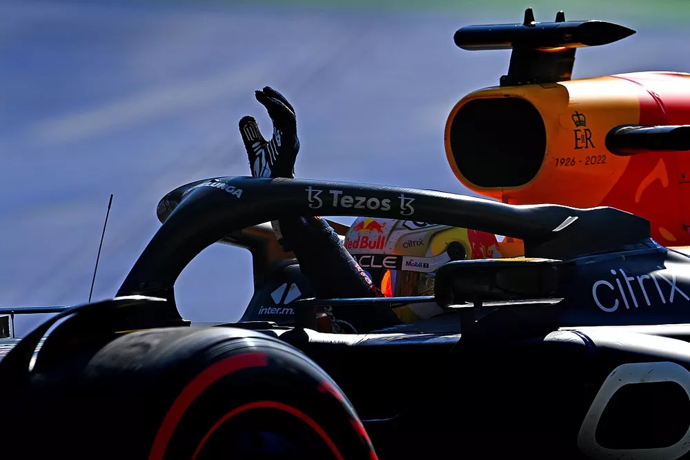 El ganador de la carrera, Max Verstappen, Red Bull Racing RB18