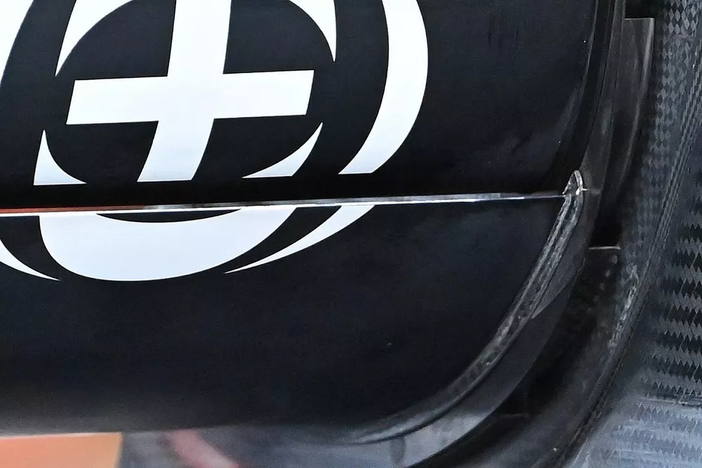 Detalle del aler&oacute;n trasero del Mercedes W12