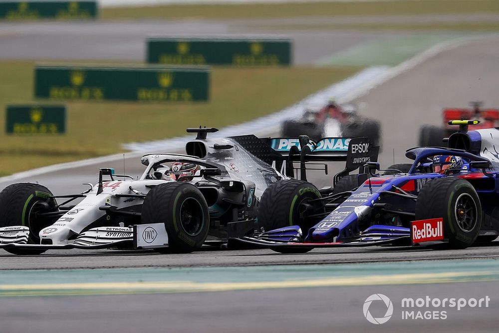 Lewis Hamilton, Mercedes AMG F1 W10, en lutte avec Alexander Albon, Toro Rosso STR14