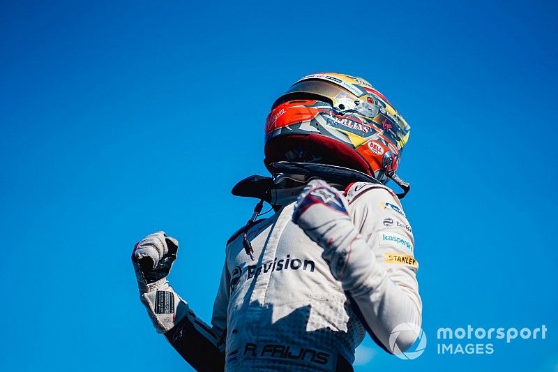 ganador de la carrera Robin Frijns, Envision Virgin Racing celebra en parc ferme