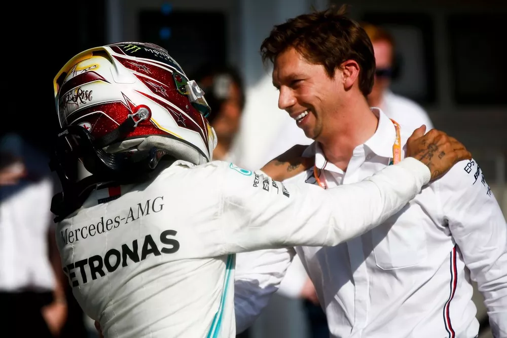 Le vainqueur Lewis Hamilton, Mercedes, avec son strat&egrave;ge James Vowles