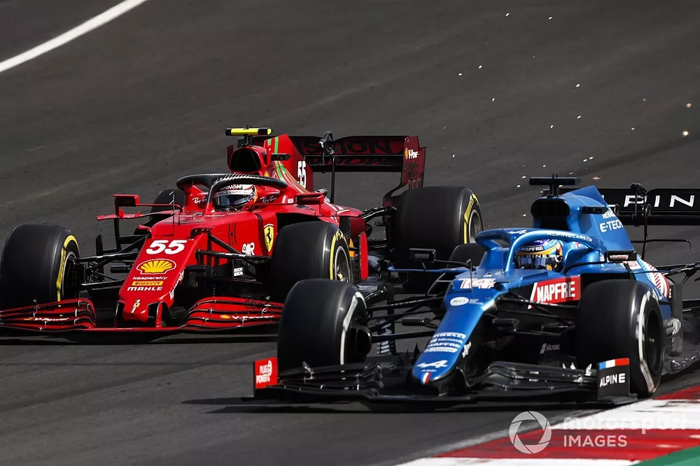 Fernando Alonso, Alpine A521, Carlos Sainz Jr., Ferrari SF21