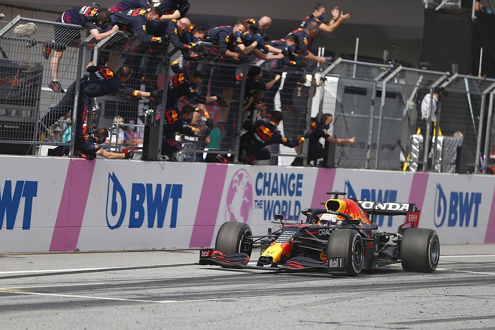 Ganador Max Verstappen, Red Bull Racing RB16B cruza la meta frente a su equipo

