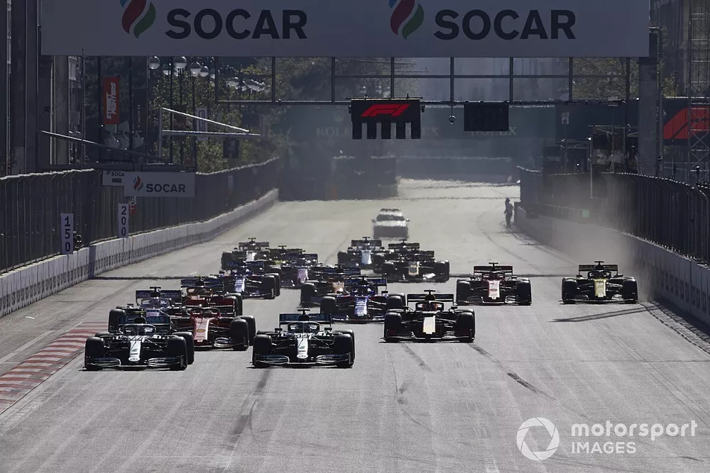 Valtteri Bottas, Mercedes AMG W10, devant Lewis Hamilton, Mercedes AMG F1 W10, Sebastian Vettel, Ferrari SF90, Sergio Perez, Racing Point RP19, Max Verstappen, Red Bull Racing RB15, et le reste du peloton au d&eacute;part