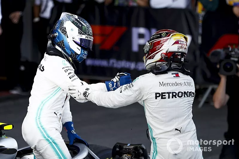 Race Winner Valtteri Bottas, Mercedes AMG F1 and Lewis Hamilton, Mercedes AMG F1 celebrate in Parc Ferme 