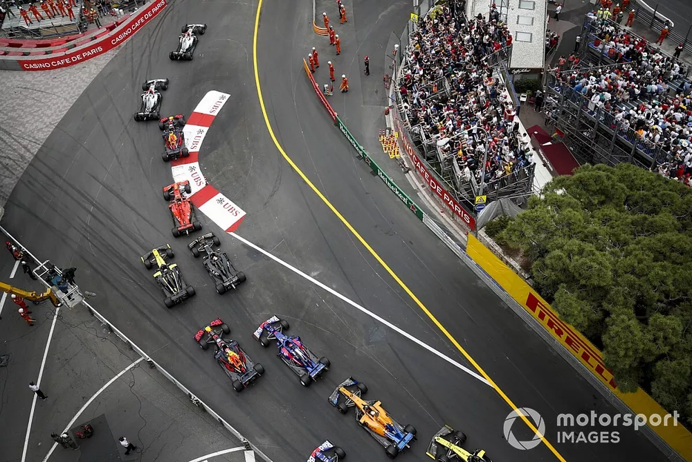 Lewis Hamilton, Mercedes AMG F1 W10, voor Valtteri Bottas, Mercedes AMG W10, Max Verstappen, Red Bull Racing RB15, Sebastian Vettel, Ferrari SF90, Daniel Ricciardo, Renault R.S.19, Kevin Magnussen, Haas F1 Team VF-19, Pierre Gasly, Red Bull Racing RB15, Daniil Kvyat, Toro Rosso STR14, Carlos Sainz Jr., McLaren MCL34, Alexander Albon, Toro Rosso STR14, and Nico Hulkenberg, Renault R.S. 19, at the start