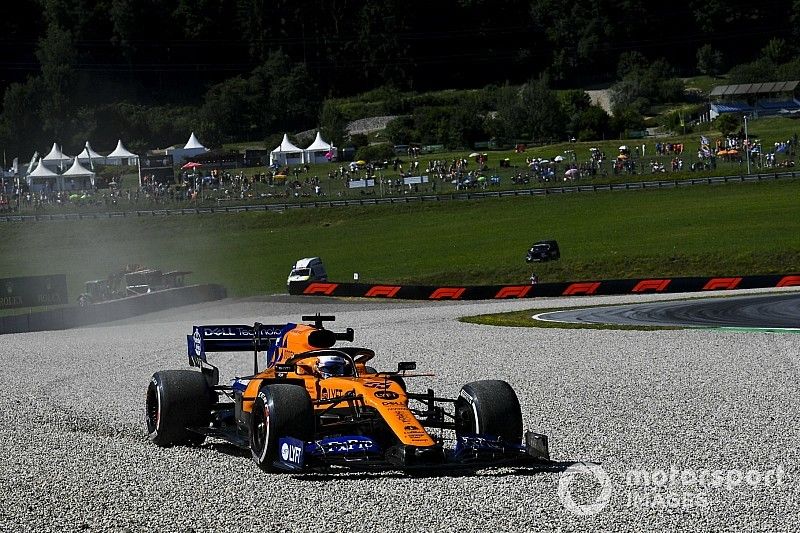 Carlos Sainz Jr., McLaren MCL34 se va de largo sobre la grava