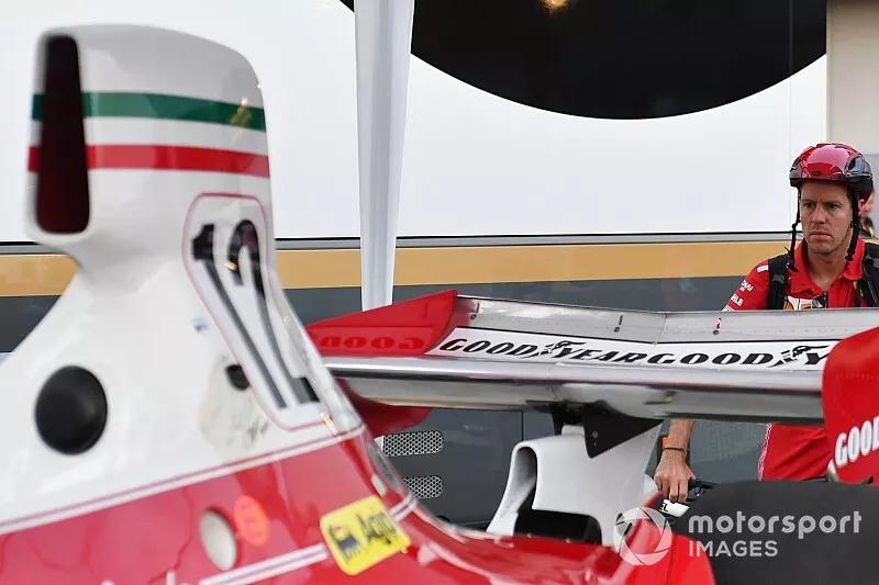 Sebastian Vettel, Ferrari guarda la Ferrari 312T di Niki Lauda all'esposizione nel paddock