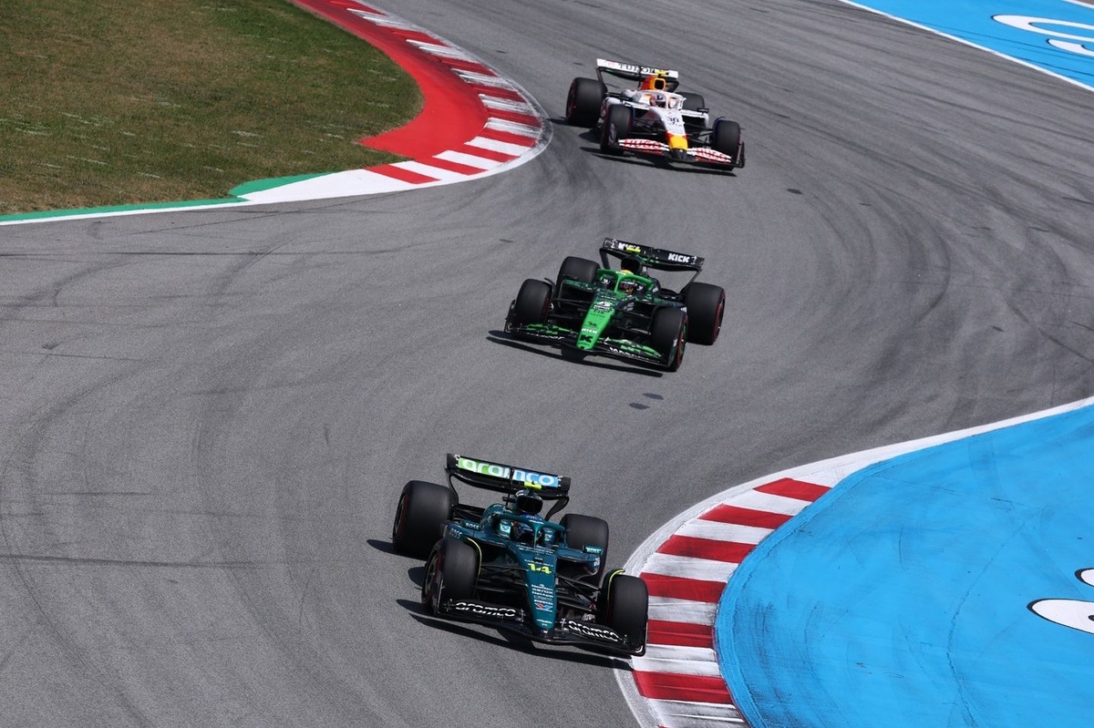 image of "Revealed: Aston Martin's F1 issue forcing Fernando Alonso to “invent” overtakes "