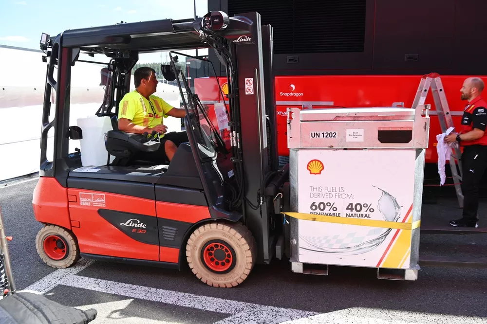 Um motorista de empilhadeira move um palete de combust&iacute;vel