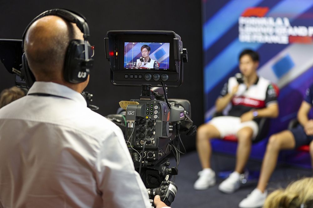Un cámara filma a Zhou Guanyu, del equipo Alfa Romeo F1, en la rueda de prensa de pilotos.