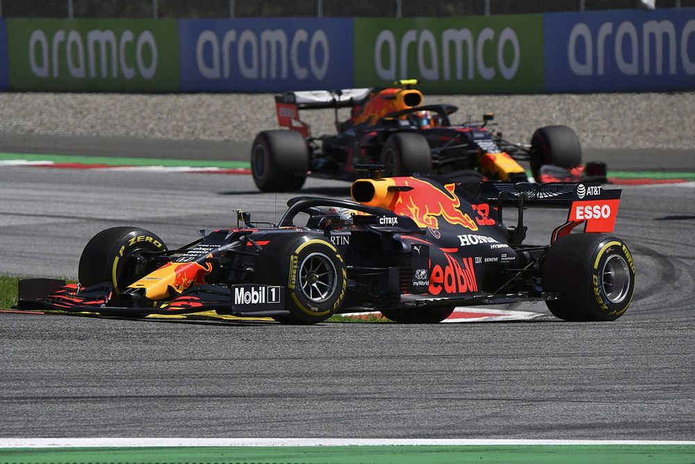 Max Verstappen, Red Bull Racing RB16, voor Alex Albon, Red Bull Racing RB16